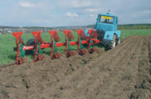 Технология вспашки земли трактором